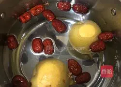 Illustration of how to make lung-moistening winter fruit pear soup 2