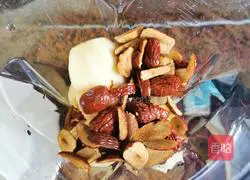 Illustration of how to make apple and red date juice 3