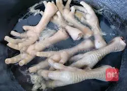 Illustration of how to make tiger skin chicken feet 3