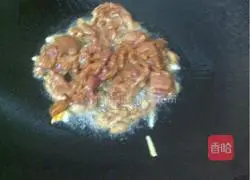 Illustration of how to stir-fry shredded pork with onions 4