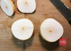 Illustration of how to steam snow pear with white fungus and rock sugar 2