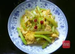 Illustration of how to make scrambled eggs with watermelon rind 14