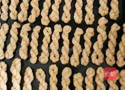Illustration of how to make crispy twists 3