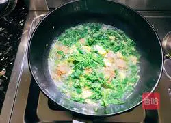 Illustration of how to make shepherd's purse meatball and egg soup 7