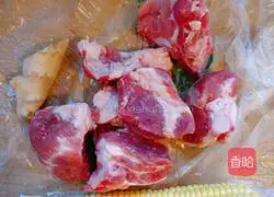 Illustration of how to make pork ribs and corn soup 1