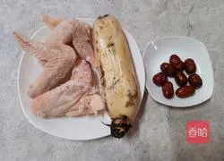 Illustration of how to make red date, lotus root and chicken soup 1