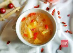 Illustration of how to make wolfberry, pineapple and white fungus soup 9