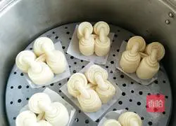 Illustration of how to make a hanging flower roll 8