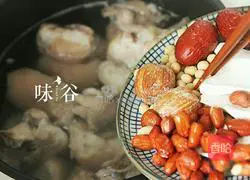 Soybean and pig trotter soup recipe 4