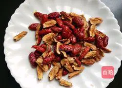 Illustration of how to make brown sugar, red dates and white fungus soup 4