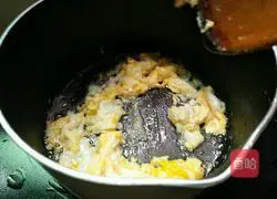 Illustration of how to make spicy fried noodles with ham sausage 6