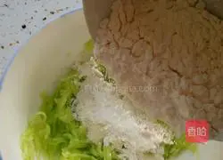 Illustration of how to make cucumber shredded egg pancake 4