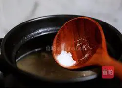 Illustration of how to make pork ribs and lotus root soup 10