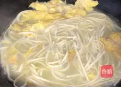 Illustration of how to make chrysanthemum egg noodle soup 6