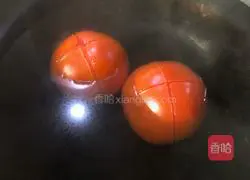 Illustration of how to make shredded pork noodles with tomatoes and garlic moss 2