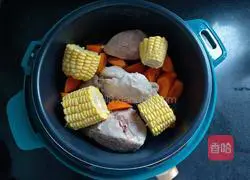 Illustration of how to make tomato, corn and hoof soup 4