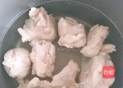 Illustration of how to make rapeseed bone soup 4