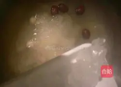 Illustration of how to make snow fungus soup 6