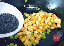 Illustration of how to make fried diced steamed buns 15