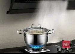 Red dates, snow pear and white fungus health soup Practice illustration 3