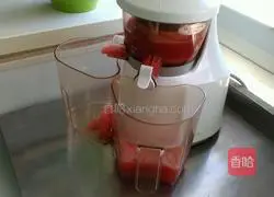 Illustration of how to make freshly squeezed watermelon juice 3