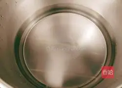 Illustration of making fungus, red dates, peanuts and beef tendon soup 7