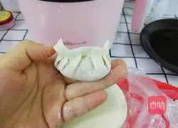 Illustration of how to make carrot, corn and pork dumplings 10