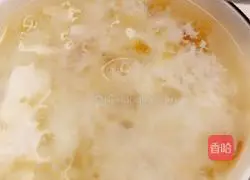 Raisin-Peach Gum Tremella Soup Recipe Illustration 4