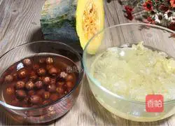 Illustration of how to make pumpkin, white fungus and lotus seed soup 1