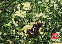 Illustration of how to make shrimp, egg and leek box 10