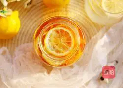 Illustration of how to make homemade lemon honey water 14