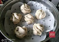 Illustration of how to make chicken oil, salt and pepper soba noodle rolls 10