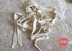 Illustration of how to make chicken soup prawn noodles 4