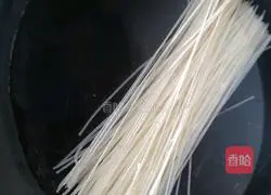 Illustration of how to make sour soup noodles 2