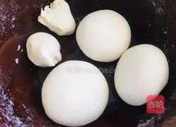 Illustration of how to stir-fry dried chili and shredded potatoes with noodles 12