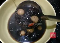 Illustration of how to make purple rice and red date dumplings 15