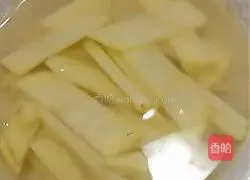 Illustration of how to make fried noodles with tomatoes and eggs 2