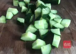 Illustration of how to make tomato and cucumber juice 1