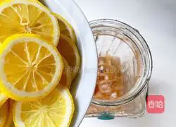 Illustration of how to make lychee lemon tea 12