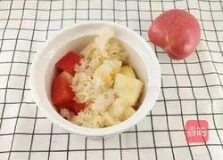 Illustration of how to enhance immunity with milk and white fungus fruit soup 3