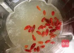 Illustration of how to make lychee, white fungus and horseshoe drink 6