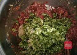 Illustration of how to make celery, bean sprouts and beef dumplings 4