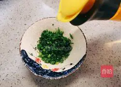 Illustration of how to make green onion rolls 5