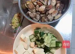 Illustration of how to make clam tofu soup 1