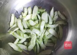 Illustration of how to make loofah and egg drop soup 8