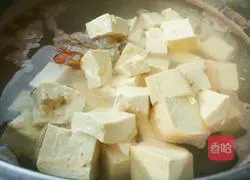 Illustration of how to make garlic sprouts, tofu and prawn soup 9