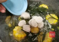 Illustration of how to make kelp and corn fish ball soup 8