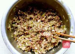 Illustration of how to make dumplings stuffed with pork and celery stuffing 8