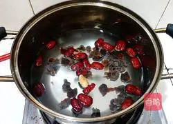 Illustration of how to make red dates and longan soup 3