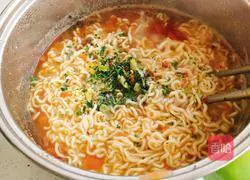 Illustration of how to make tomato noodles 4